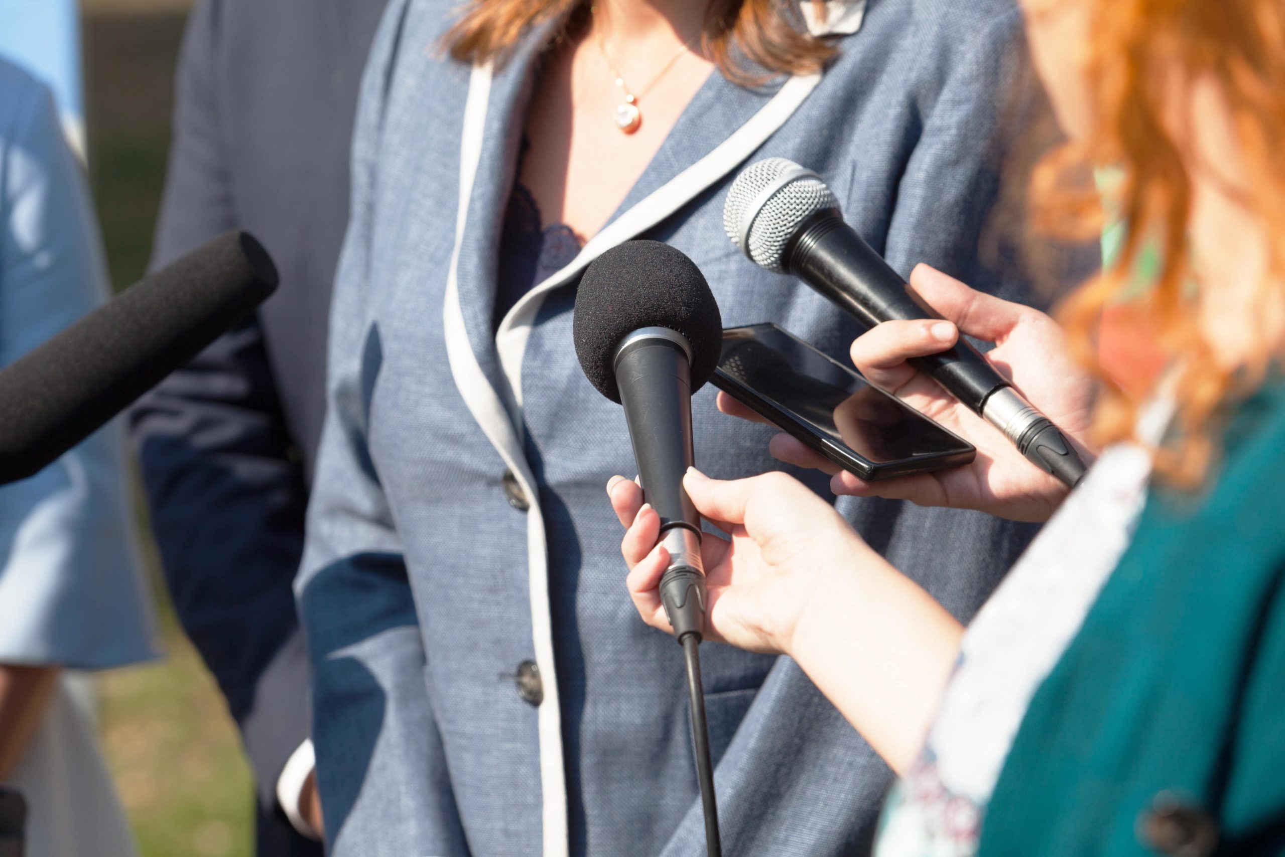 How does news and social media discourse differ?